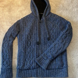 Stickad Kofta - Mysig blå stickad cardigan med dragkedja och fodrad insida. Kabelstickat mönster. Size M. Otroligt bra skick.  Perfekt för kyliga dagar när du vill vara både varm och snygg. Skriv vid funderingar! 💙🤍Pris ej hugget i sten