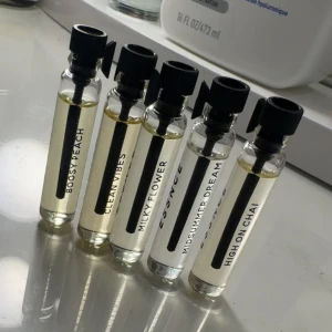 Essnce parfym  - Säljer 5st Essnce tester i dofterna Bossy peach , clean vibes, milky flower, summer dream & high on chai. Alla är som man kan se på bilderna oanvända! Nypris 45kr / test , säljer gärna alla 5 för 100kr🫶🏼