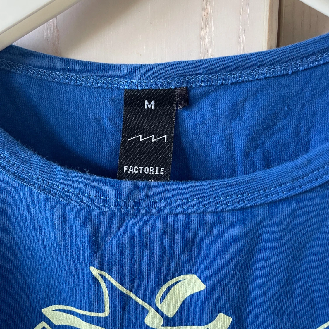 Blå t-shirt med tryck från Factorie - 1