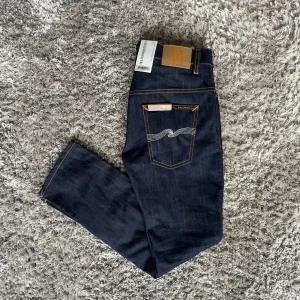 Nudie Jeans Thin Finn Raw Denim (Slim fit) - Säljer nu dessa helt nya Nudie Jeans Raw Denim i den populära passformen Thin Finn | Helt oanvända med lapparna kvar | Strl:  W32 L30 | Nypris: ~1400kr | Hör av dig vid minsta fundering :)