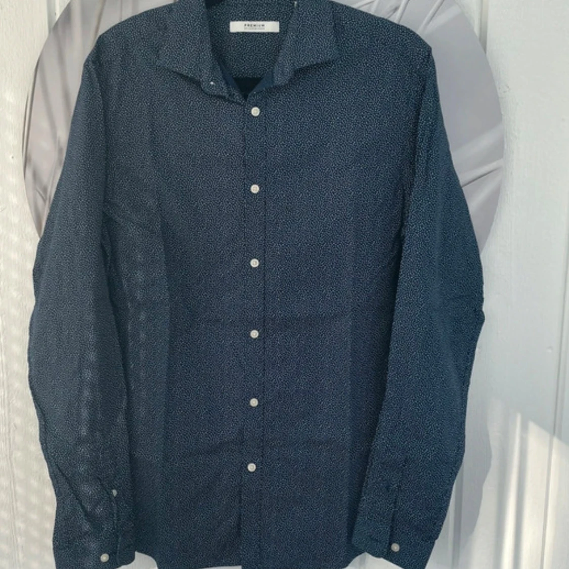 Mörkblå mönstrad skjorta - 1