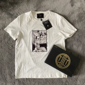 Limitato t-shirt - Tja! Säljer nu denna riktigt schyssta limitato t-shirten! Den är i storlek S! Den är i fint skick! På bilden är Ellen Von Unwerth som var en av dem största mode fotograferna under 1991-2000 talet! Tishan är perfekt inför sommaren! Allt og medföljer vid köp! Tags, certifikat, box och mer papper! 