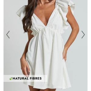 Studentklänning - Säljer denna jättefina klänning då jag hittat en annan till studenten. Detta är en perfekt studentklänning, men funkar lika bra som en vanlig sommarklänning🤍Slutaåld i alla storlekar förutom 40 & 42. Har tillsydda inlägg. Aldrig använd! 