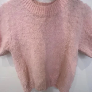 Kortärmad jusrosa stickad tröja från Gina Tricot - Supermjuk och fluffig ljusrosa stickad tröja från Gina Tricot. Tröjan har korta ärmar, rund halsringning och ribbade kant! Så fin men den kommer inte till användning.