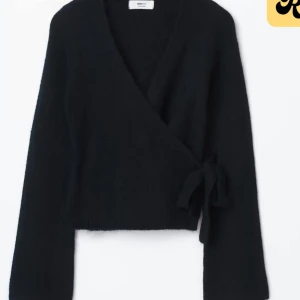 Svart omlottopp med knytband - Säljer super söt svart omlottopp med långa ärmar och knytband i sidan eller byta mot storlek s/m