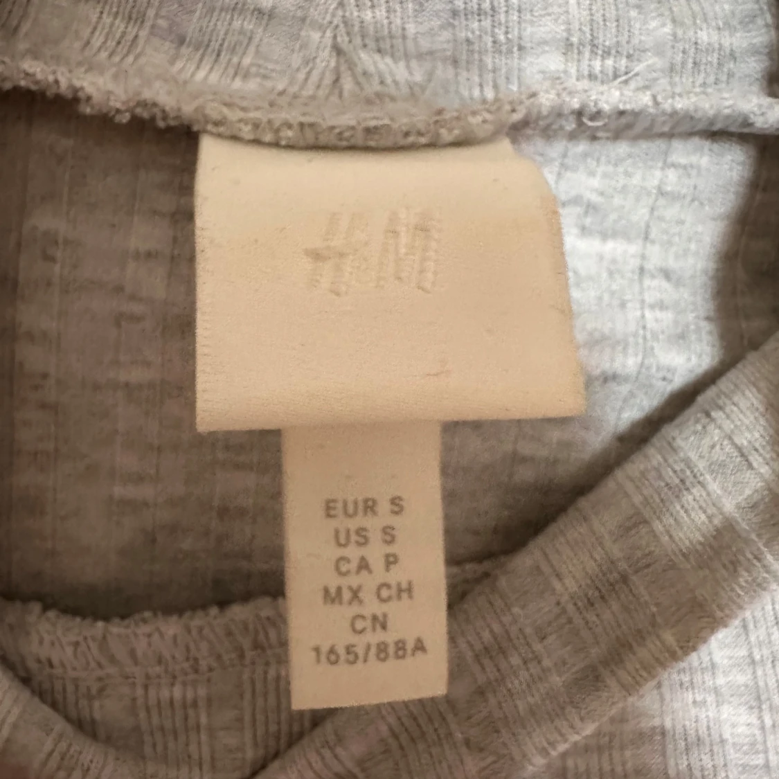 Grå ribbad croppad polotopp från H&M - 1