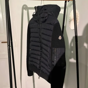 Moncler cardigan  - Säljer en fet moncler cardigan som är perfekt för sommarkvällar. Priset kan diskuteras 