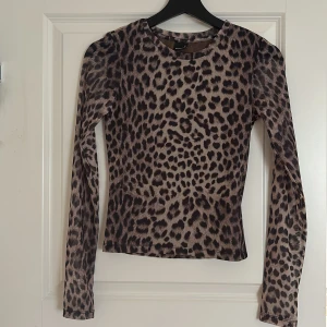 Leopardmönstrad långärmad topp från Gina Tricot - Säljer en snygg långärmad topp från Gina Tricot i leopardmönster. 