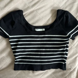 Randig topp - Jättefin topp från Pull&Bear! Bara använd ett fåtal gånger. Hör gärna av er om ni har några frågor🥰