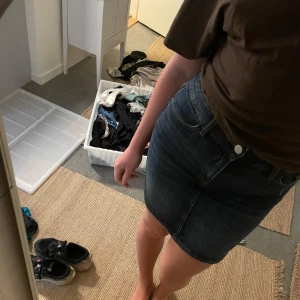 Mörkblå jeanskjol - Säljer jeanskjol från Vero Moda i storlek 36