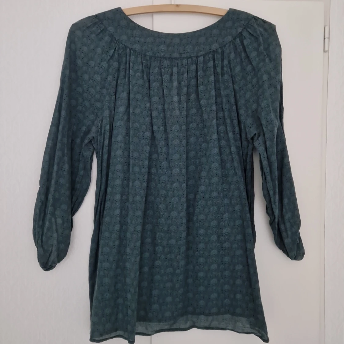 Mörkgrön blus med blommigt mönster från Nygårdsanna - 1