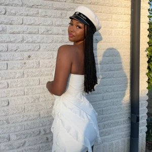 Vit volangklänning från oh polly - Säljer min fina studentklänning, den är använd ett fåtal gånger och i fint skick! Från Oh Polly i storlek 8. Om det är många intresserade så blir det budgivning!