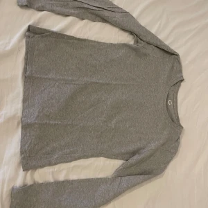 Grå långärmad 🤍 - En enkel och stilren grå långärmad tröja i storlek S💗