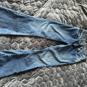 Lågmidjade bootcut jeans bikbok WS L31 - Använda men i fint skick. Storlek S i midja och längden är 31.