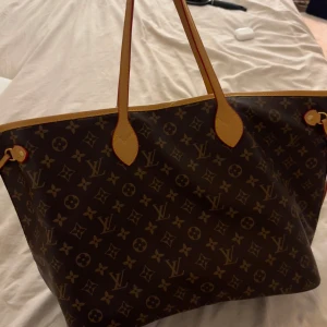 Väska - Superfin handväska. Några repor men fortfarande väldigt fint skick. INTE ÄKTA💓