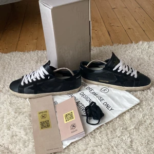 Golden Goose SS - Tjena igen! Säljer nu dessa as feta golden goose super stars som är i väldigt bra skick och allt og följer med, nypris ungefär (3400kr) orginal snören igår också för jag bytte till vita, skriv om minsta lilla fundering!!!