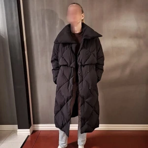 Calvin Klein vadderad kappa - Vadderad vinterkappa från Calvin Klein i nyskick i storlek M, aldrig använd - endast provad.  Varm och skön utan att kännas för bylsig och stor.  Material: 60% polyamid, 40% återvunnen nylon. Tål maskintvätt i högst 30 °C i program för skonsam tvätt. Halvfull maskin med kort centrifugering rekommenderas. Torktumlas på låg värme eller högst 60 °C.