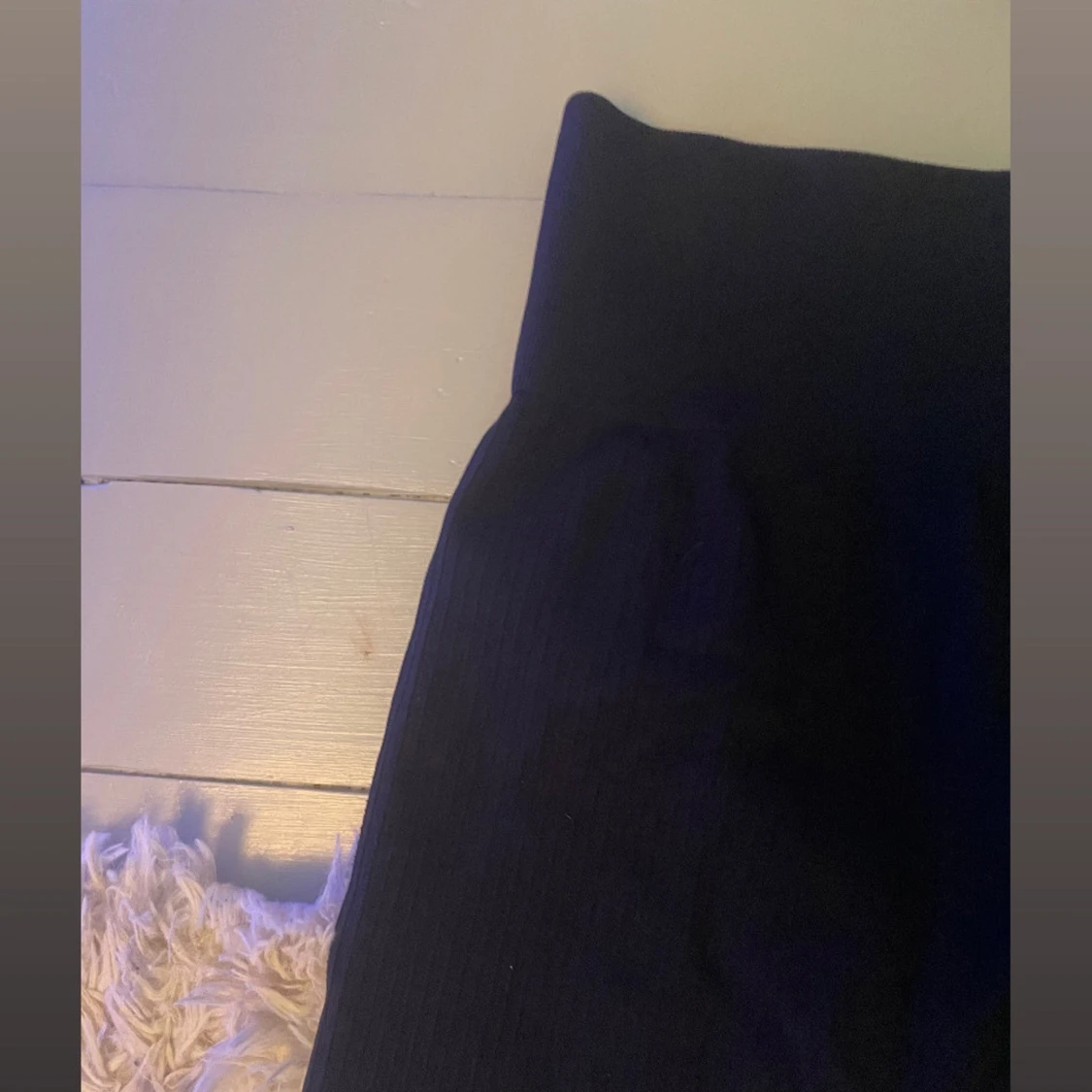 Svarta ribbade leggings med hög midja - 1