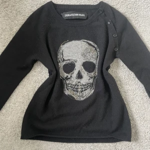 Kashmir tröja - Säljer denna fina tröja pågrund av att den inte kommer till användning. Den är från Zadig & Voltaire och i Kashmir material. Jättefint skick! Skriv vid funderingar!❤️