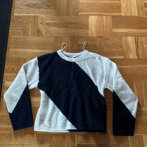 Blåvit stickad tröja Gina Tricot - Inte använd mycket