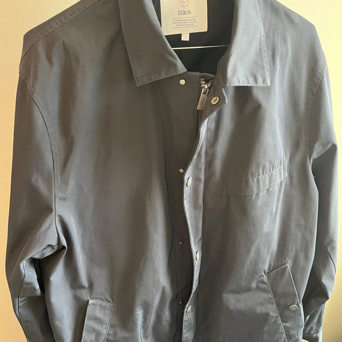 Svart vindjacka från Bläck