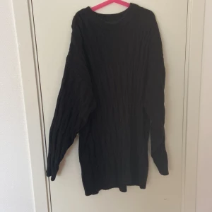 Svart stickad tröja från Bikbok - Mysig svart stickad tröja från Bikbok i storlek XS. Tröjan har ett ribbat mönster och lång ärm med relaxed passform. Perfekt för kyliga dagar och enkel att matcha med jeans eller kjol. Rund halsringning och mjukt material som känns skönt mot huden.