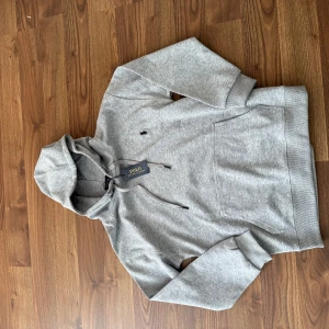 Grå Polo Hoodie - Säljes, storlek L, passar M aldrig använt