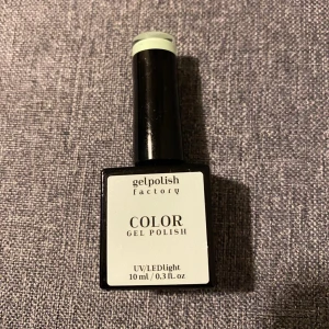Gellack/gel polish kräver uv-ledlampa - Gel Polish Factory Matcha soft serve. Ny och oanvänd. 