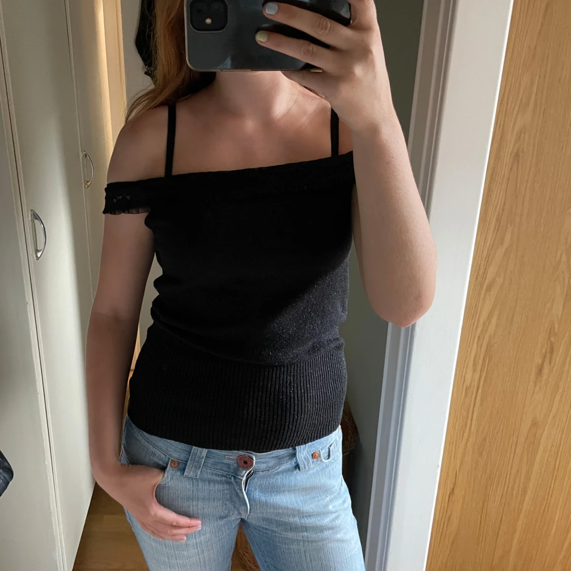 Svartglittrig offshoulder topp med spetskant