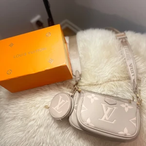  axelväska från välkänt märke - Dm vid intresse