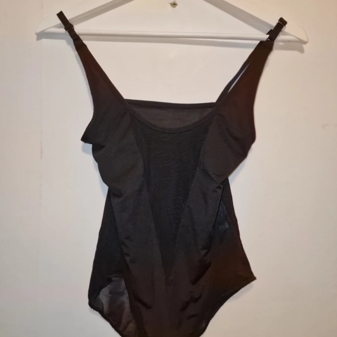 Svart body med spetsdetaljer 