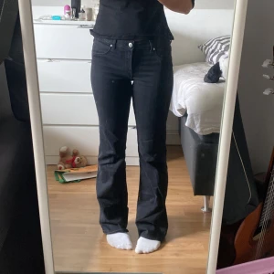 Svarta bootcut jeans - Säljer ett par svarta low waist bootcut jeans. Super fina från Hm. I storlek 40.