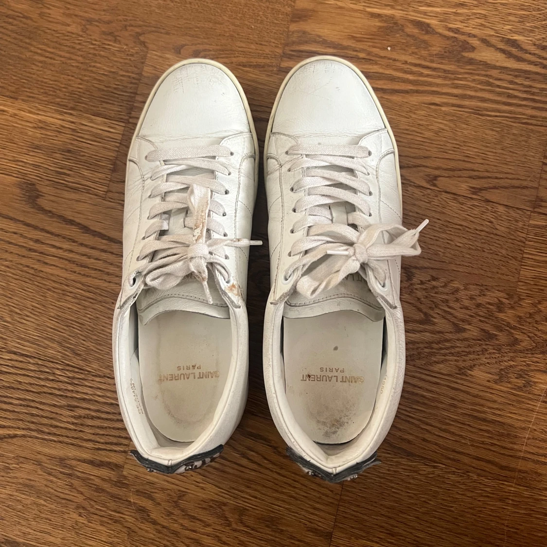 Yves Saint Laurent vita sneakers med zebra-detalj! - 2