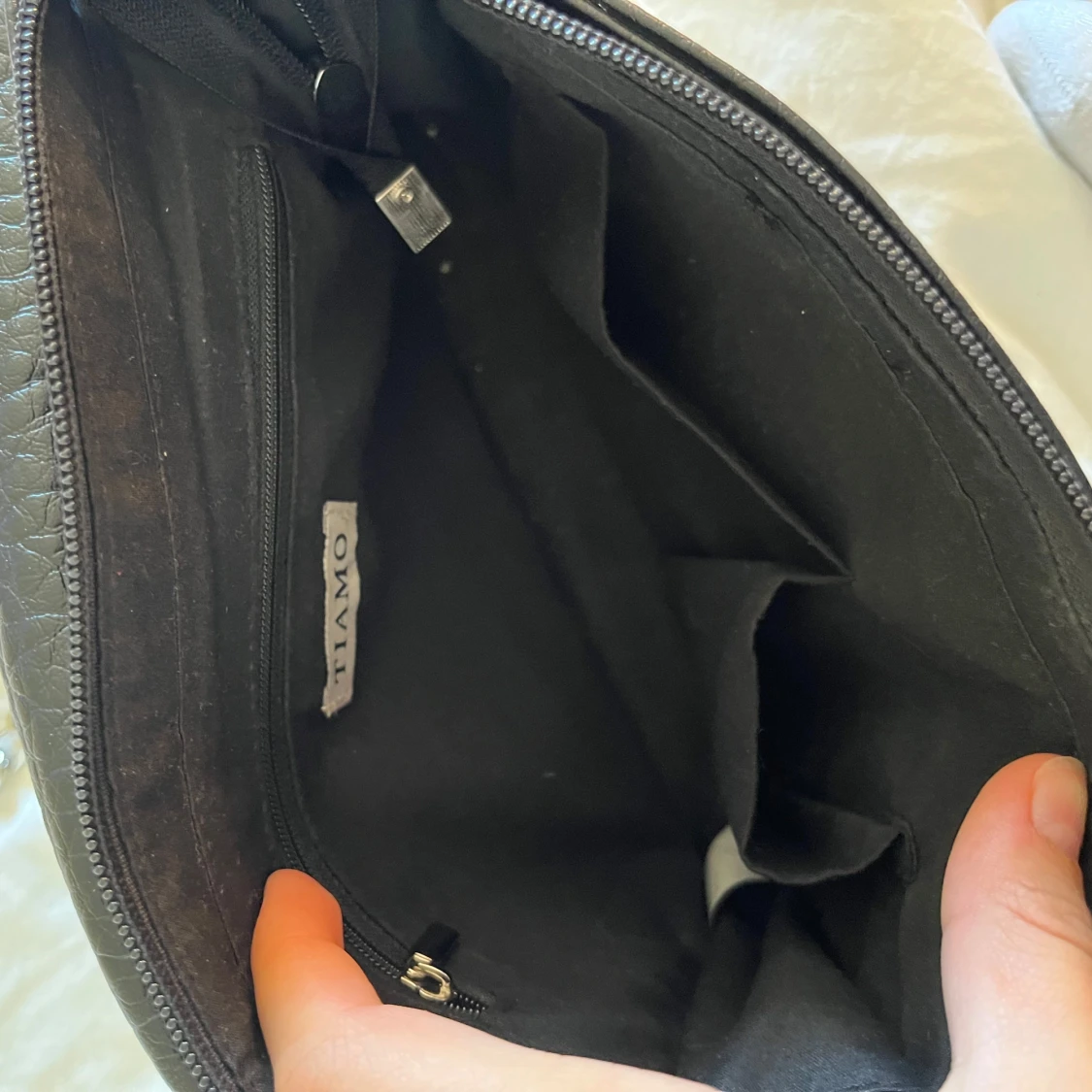 Svart axelväska med kedja från Tiamo - 2