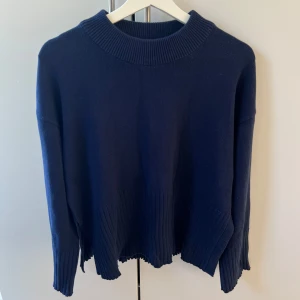 Mörkblå stickad tröja med ribbad kant - Super snygg o passar till alla outfits!