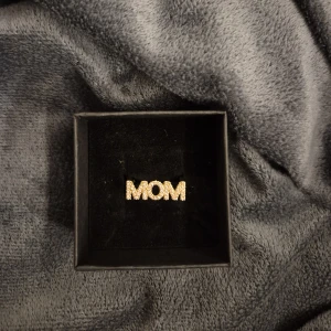Mom ring guld  -  GRATIS GÅVA MED VARGE ORDER!! Köp en bundle!!! Supertrendig stockholmsstil tjejer, ring guld. Gjord av stål, jag svarar och skickar alltid snabbt!