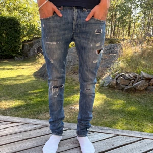 Dondup George - Säljer dessa feta Dondup George jeans i storlek 32, skick 9/10. Tveka inte på att höra av er vid minsta lilla fundering! Dessa är perfekt för dig som vill sticka ut nu inför skolstarten 😉