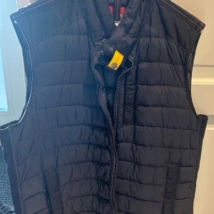 Parajumpers väst - Säljer denna parajumper väst då den är för kort för mig. Haft den i cirka 3 år och de är storlek L men passar bäst på någon som har M. Självklart äkta har inget kvitto men tag finns. Pris kan diskuteras🫡😎kan skicka fler bilder om de behövs👍👌