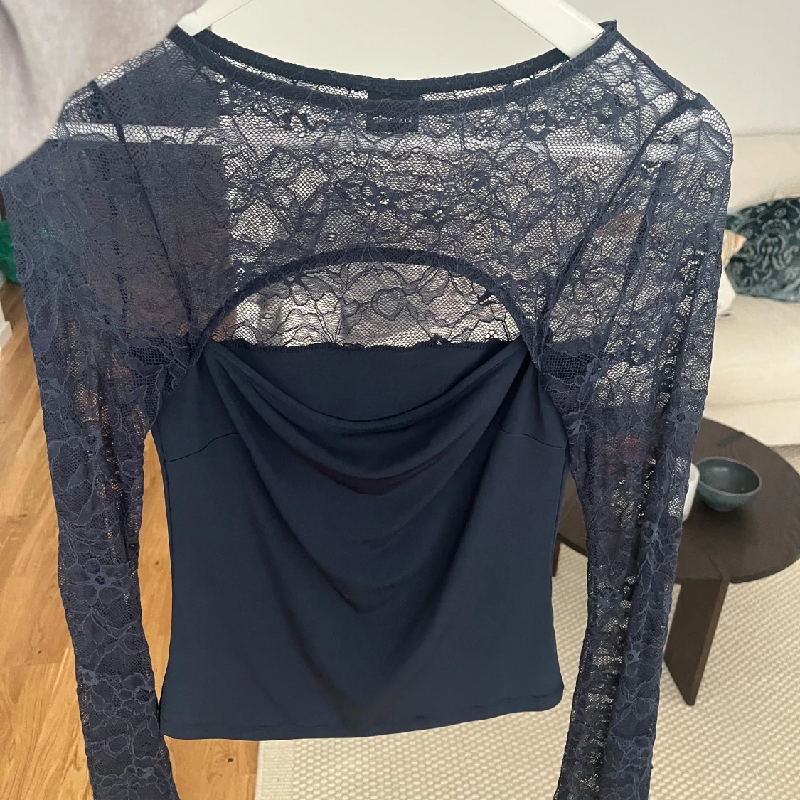 Mörkblå spetsblus 