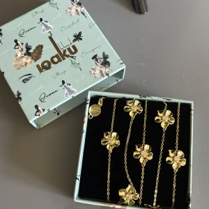 Guldigt blommigt halsband från Iuako - Supersnyggt och trendigt halsband från Ioaku med flera blommor i guld. Halsbandet har tyvärr inte kommit till användning. Passar så bra inför skolstarten om man vill ha ett mer unikt halsband för att lyfta upp en tråkig outfit eller hur man nu vill styla halsbandet. Smycket skickas i Ioaku asken. Original pris 799kr (slutsåld), pris kan diskuteras och skriv om ni har frågor💗