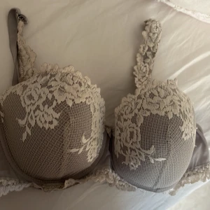 Intimissimi BH - Jättefin ljusgrå bh från Intimissimi. Använd fåtal gånger, st 75c