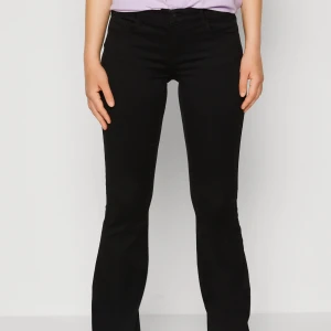 Svarta bootcut jeans från ONLY - Säljer ett par svarta bootcut jeans från ONLY i modellen ONLROYAL LOW WAIST SWEET. Jeansen har låg midja och är tillverkade i stretchig denim som sitter snyggt och bekvämt. . Dessa jeans finns ej någonstans längre, skriv för fler bilder eller frågor🩷