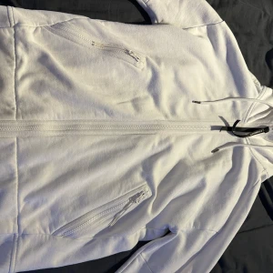 Vit Cp Company zip - Vit cp compay zip tröja köpt för 2 år sen, riktigt snygg tröja.Inga defekter. Köpt från NK gbg.