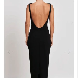 Svart långklänning med öppen rygg / Effie kats Verona Gown - Effie Kats Verona Gown dress, köpt för nypris till Sverige för 2700kr. Endast använd vid ett tillfälle.  Magisk svart maxi klänning, sitter så otroligt fint runt kroppen och har en vacker djup rygg! Tjockt kvalitets tyg och liten slits i kjolen bak.  Passar perfekt till ex bal, evenemang eller bröllop.