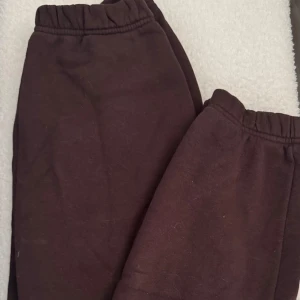 Bruna mjukisbyxor med resår - Säljer ett par bruna mjukisbyxor med skön resår i midjan. Perfekta för chill dagar hemma eller när du vill ha det extra bekvämt. Materialet är mjukt och känns riktigt nice mot huden. Passar dig som gillar en avslappnad stil.