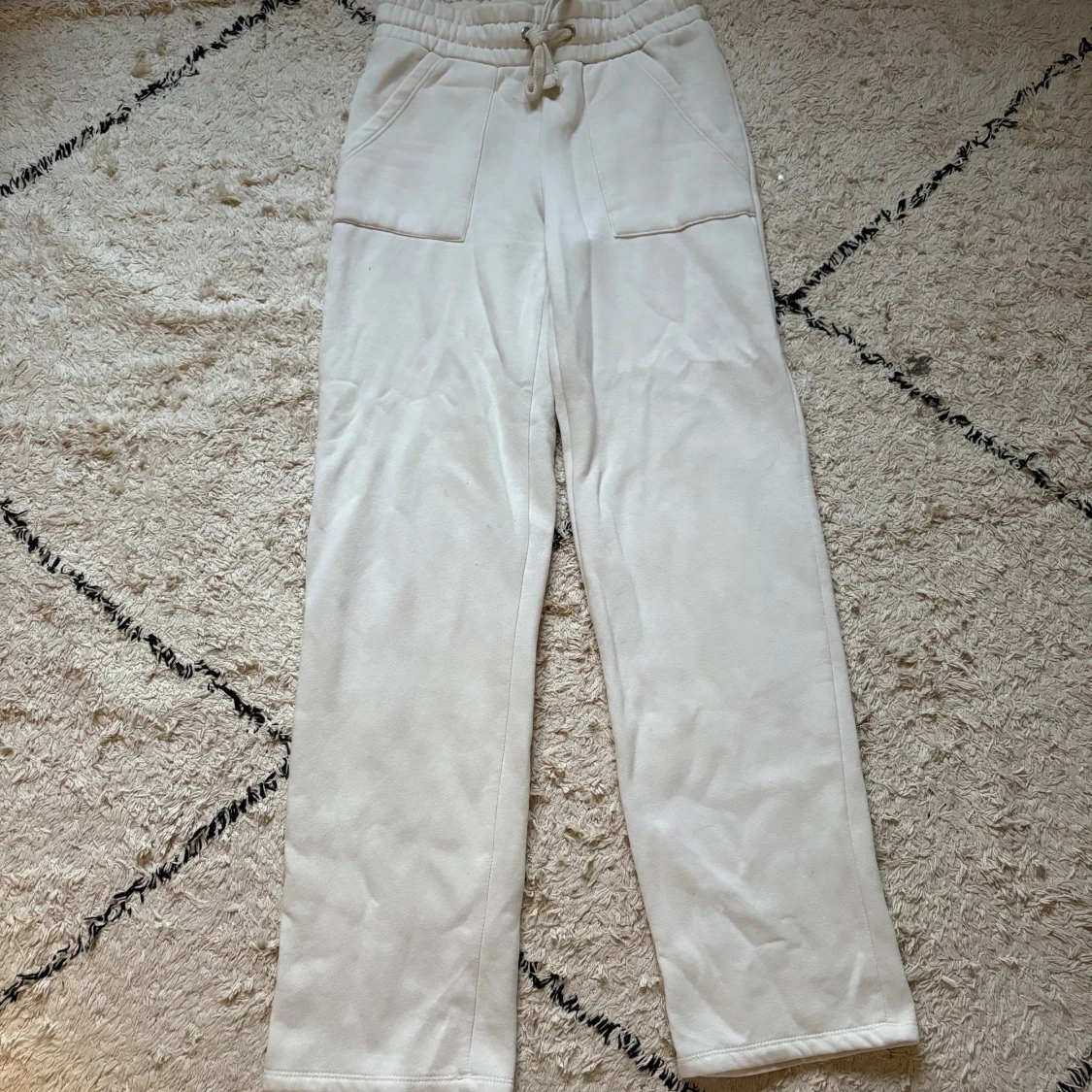 Vita mjukisbyxor med snörning  - 1