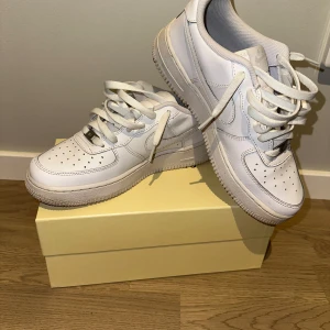 Nike Air Force 1 vita sneakers - Säljer ett par klassiska Nike Air Force 1 sneakers i helvitt skinn. Använda ett fåtal gånger 