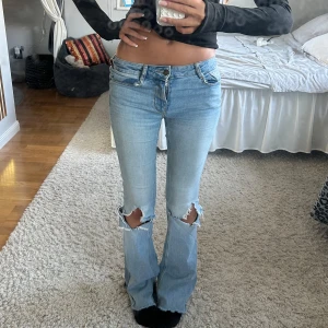 Bootcut jeans med hål  - Lågmidjade ljusblå bootcut jeans från Zara i storlek 34💕