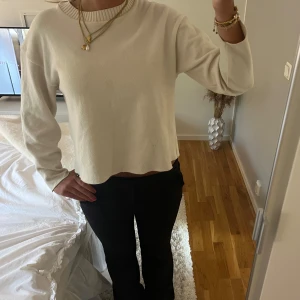 Vit stickad tröja  - Fin vit stickad tröja från Zara💓Inga difekter skriv om du har fler frågor!!
