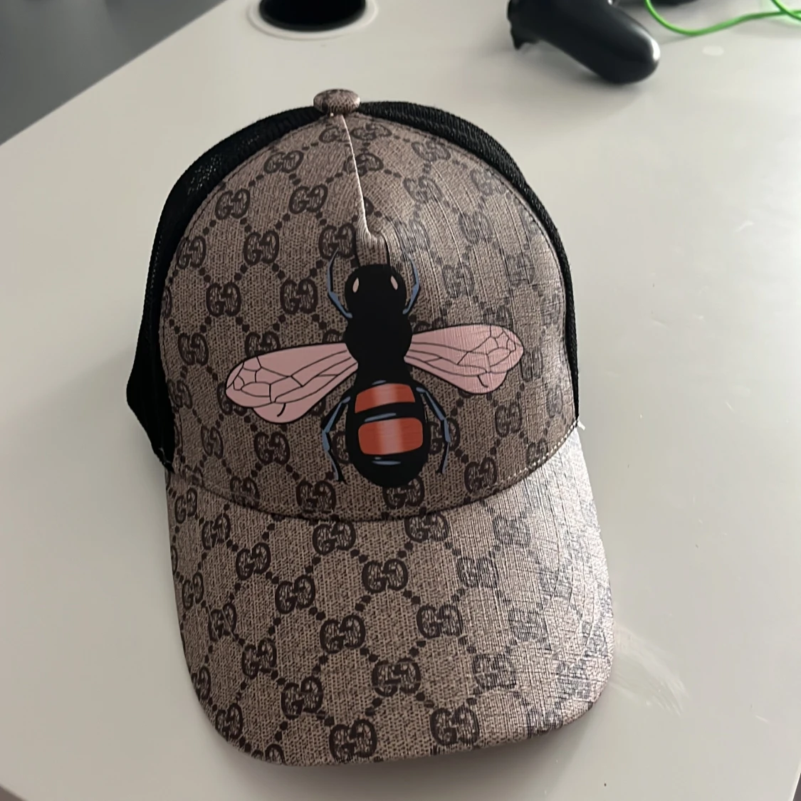  keps med bi och GG-mönster